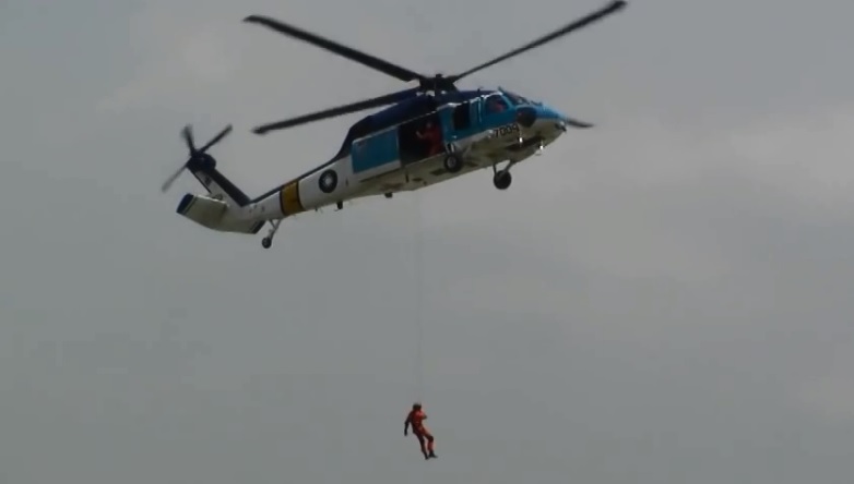 瑞邦（台灣）船運公司一艘設籍蒙古的貨船「建宏1號」在外海面臨沉沒緊急求援，國防部立
即派出軍機搜救。圖為S-70C型救護直升機。   圖：翻攝youtube