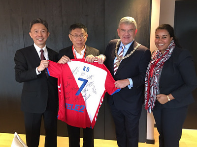 台北市長柯文哲（左2）訪歐抵達首站荷蘭，28日烏特 勒支市長范贊能（右2）特別邀請他觀賞甲級足球聯賽 ，並致贈寫有他姓氏的7號球衣。   圖：中央社 （駐荷蘭代表處提供）