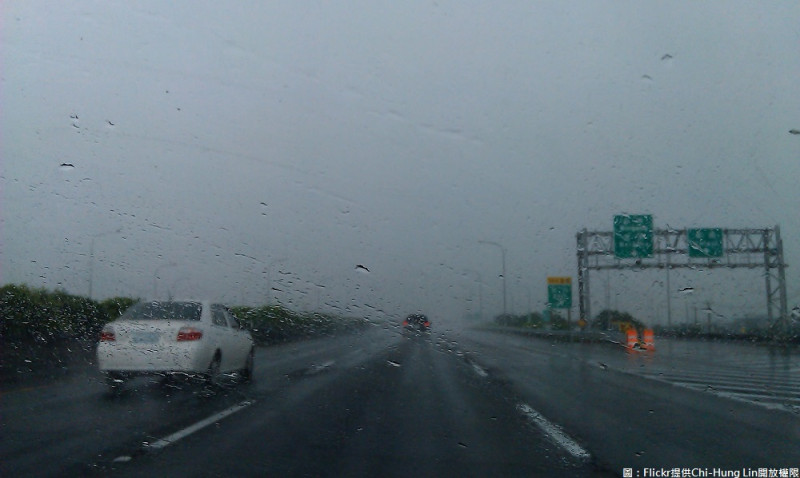 強烈大陸冷氣團來襲，高速公路局提醒遵守各項行車安全，提醒用路人雨中行車，應特別注意行車安全。   圖：Flickr提供Chi-Hung Lin開放權限