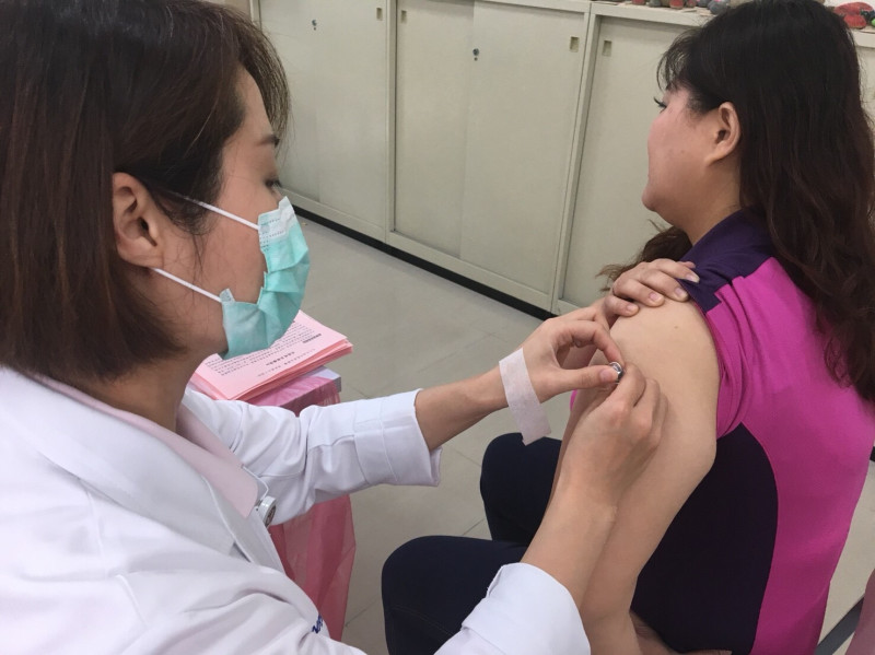 寒潮來襲流感嚴峻，台中市衛生局籲打疫苗增防護自身健康。   圖：台中市政府提供