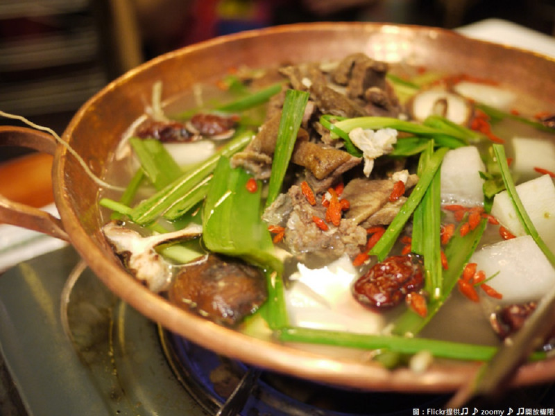 溫度驟降，在台灣傳統想法，黑就是補的觀念下，能吃一碗熱騰騰的黑山羊羊肉爐，絕對能補身又暖心。   圖：Flickr提供♫ ♪ zoomy ♪ ♫開放權限
