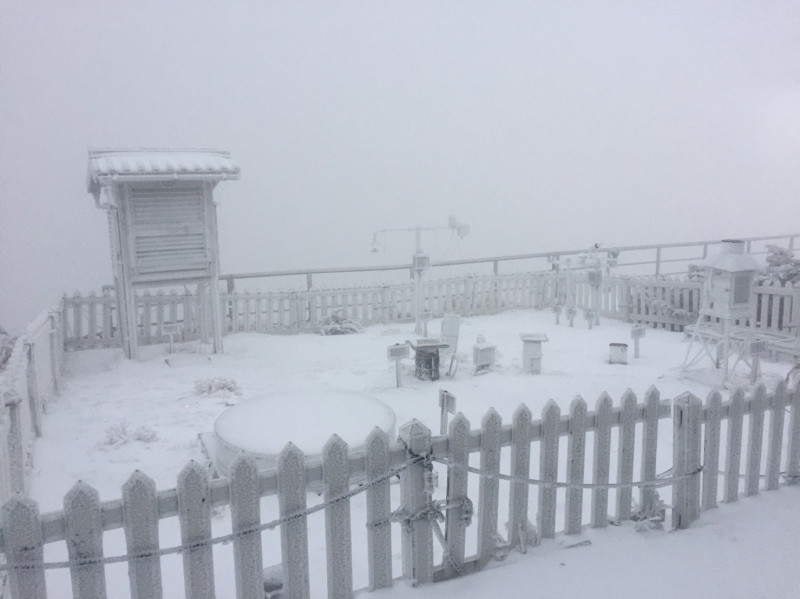 玉管處說明，玉山地區的排雲山莊自今日零晨3點30分開始飄雪至5點20分停止降雪，積雪近5公分左右。   圖：中央氣象局