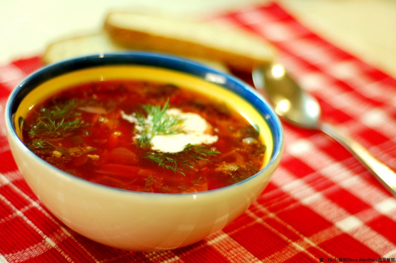 許瓊月建議，可以喝一些用蔬菜熬的羅宋湯，幫助暖心、暖胃、暖身，又可以吃到滿滿的膳食纖維。   圖：Flickr提供Elena Alioshina開放權限