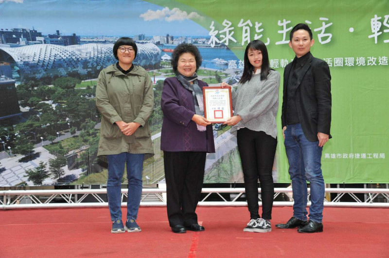 高雄市長陳菊頒獎給得獎學生。   圖：高雄市政府/提供