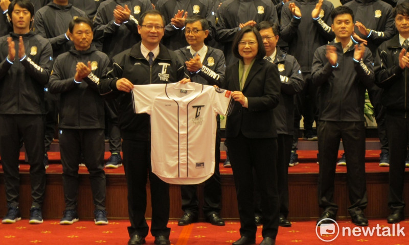 中華職棒會長吳志揚30日在總統府贈送總統蔡英文職棒的球衣。   圖：林朝億/攝
