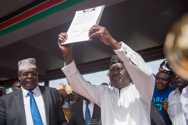 肯亞總統選舉落選人、反對派領袖歐丁嘉（右）30日舉起自己寫的證書「宣誓就職」人民的總統。   圖：翻攝歐丁嘉推特