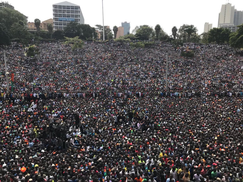 肯亞反對派領袖歐丁嘉舉行總統「宣誓就職」，獲得數萬支持者力挺，場面浩大。   圖：翻攝歐丁嘉推特