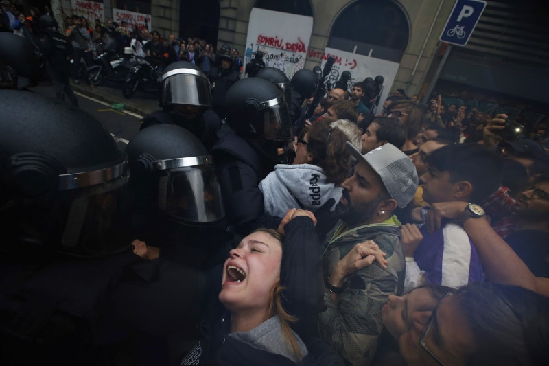 西班牙加泰隆尼亞舉行獨立公投，遭到中央政府出動強勢警力阻擋，圖為警方強制驅離聚集在投票所前面的選民。     圖 : 達志影像/ 美聯社資料照片