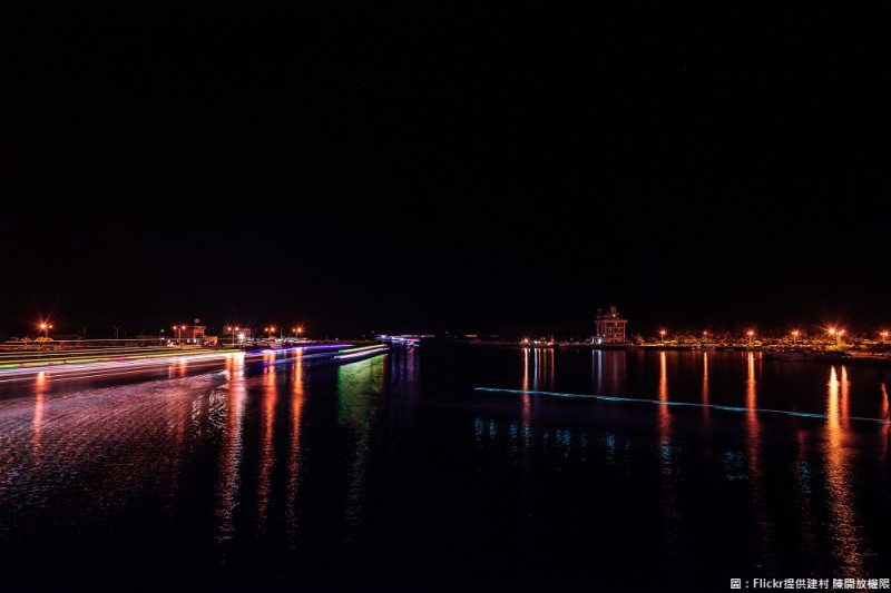 台南市將軍漁港夜景，同樣令人看得心醉。   圖：Flickr提供建村 陳開放權限