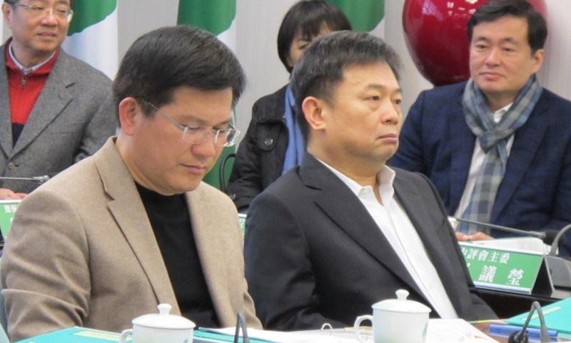 民進黨選對會召集人林錫耀（前排右1）7日說明高雄市民調太晚公布原因。   圖：新頭殼資料照片
