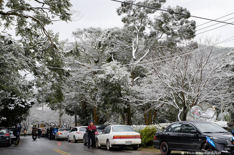 交通局提醒，自2016年來的降雪，時隔兩年陽明山有機降雪，為維護陽明山區下雪時期交通安全與流暢，將實施分階段交通管制。   圖：Flickr提供indigosky526開放權限