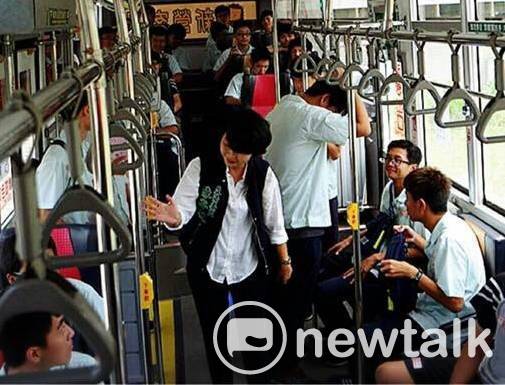圖說：陳亭妃搭乘公車，與乘客閒聊，了解大眾運輸問題。   圖 : 黃博郎/攝