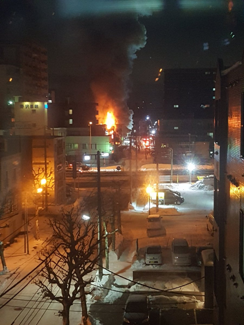 日本北海道札幌市老人支援中心「Social Haim」31日晚間發生火災，火勢蔓延迅速，造成死傷慘重。   圖：翻攝災害ニュース推特