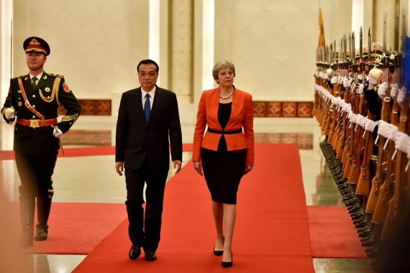 英國首相梅伊（右起）訪問中國，與中國國務院總理李克強會晤，簽署多項雙邊合作文件，但不包括一帶一路。   圖：翻攝梅伊臉書