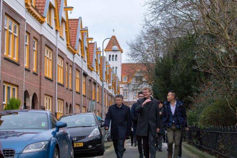 台北市長柯文哲31日參訪荷蘭接受媒體訪問，針對前競選總幹事姚立明轉投轉投其他參選人陣營，他說不能當朋友也不會是敵人。   圖：翻攝自柯文哲粉絲專頁