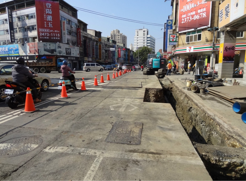 台中市政府今 (1) 日表示，「管線統一挖補」制度將擴大實施範圍至豐原、潭子等區，並要求管線單位管挖後必須「全車道」修復路面，路平完工後3年內禁挖申請。   圖：台中市政府/提供