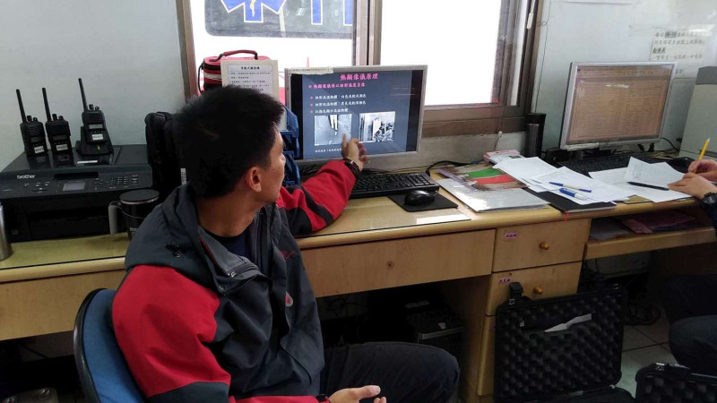 紅外線熱顯像儀訓練講解情況。   圖：高雄市消防局橋頭分隊/提供