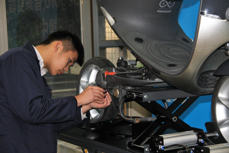 新北市在泰山高中設置「智慧雙輪技術認證中心」，泰山高中學生示範保養維修。   圖：新北市教育局/提供