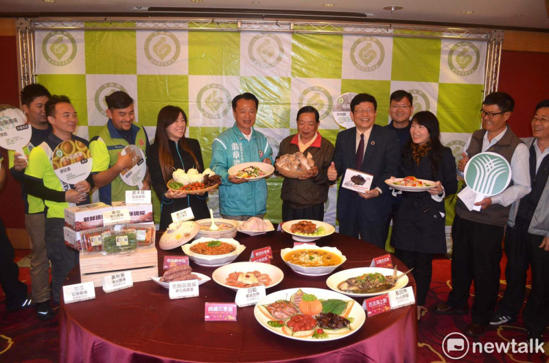 翁章梁與嘉義縣農會總幹事黃貞瑜、東石鄉農會總幹事張淑芬與耐斯王子大飯店總經理曾慶欑等人共同出席記者會。   圖：蔡坤龍/攝