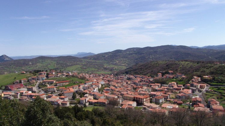 義大利撒丁島的小鎮奧洛拉伊具有千年歷史，卻面臨人口嚴重外流，許多房屋閒置。   圖：翻攝「CASE A 1 EURO」網站