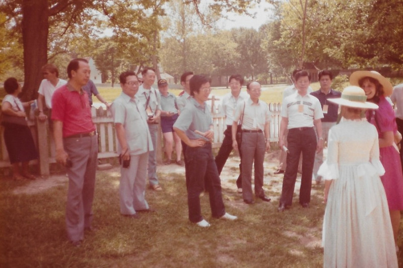 王世榕（中間藍休閒T恤）擔任亞洲基金會秘書長時，1986年率隊赴美國考察。

   圖：王世榕/提供