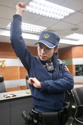 示範新警服的陳姓女警說，拉鍊設計防止女警走光。   圖 : 中央社