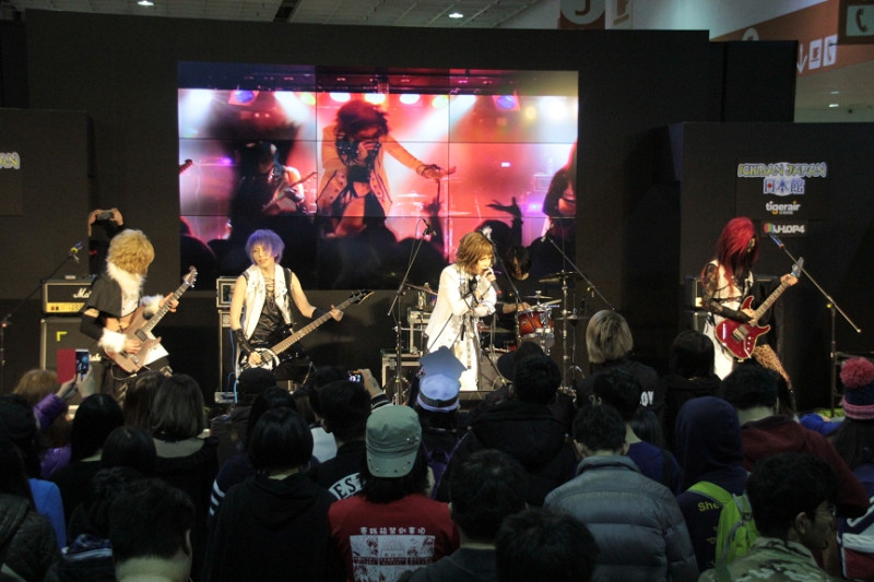 自2012年成軍至今，且在在歐洲有著極高評價的日本視覺系樂團「劇情テノール」，不僅曾擔任07th Expansion遊戲系列「暮蟬悲鳴時」及「ROSE GUNS DAYS」主題曲演奏，同時也因其在日本的高人氣，舉辦過日本全國巡迴演唱會。   圖：台灣東販/提供