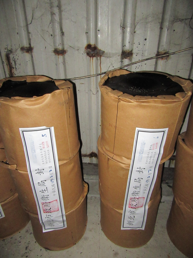衛生局現場立即封存共800公斤的豬頭皮原料及成品。   圖：新北市衛生局／提供