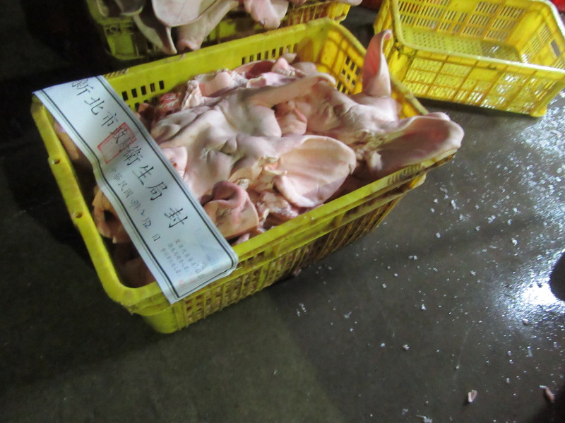 衛生局進一步說明，該工廠係接受三重豬頭皮製造業者及台北市環南市場肉攤之委託代工。   圖：新北衛生局／提供