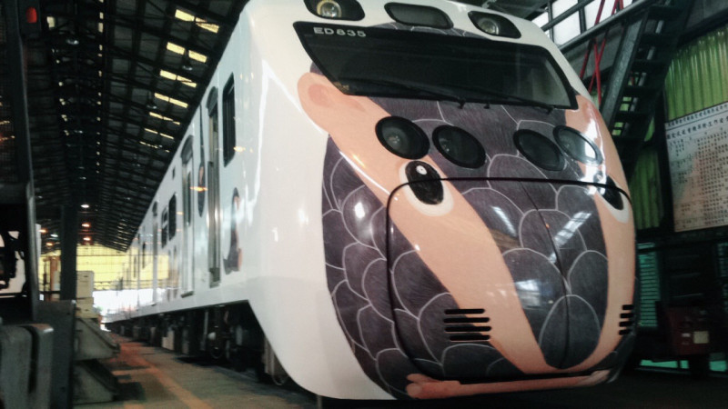 行政院農業委員會林務局與交通部臺灣鐵路管理局合作打造「里山動物列車」，將於2月6日登場，車頭是以穿山甲設計。   圖：林務局提供
