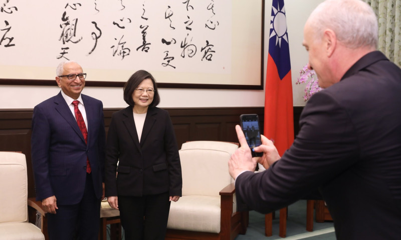 總統蔡英文2日接見國際半導體產業協會全球總裁暨執行長阿吉特‧馬諾哈（Ajit Manocha）。   圖：總統府提供