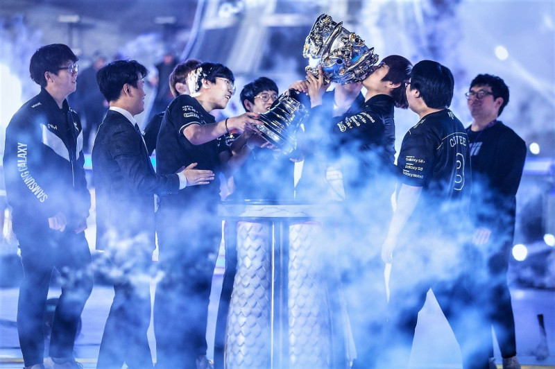 上屆《英雄聯盟》世界總決賽冠軍得主：Samsung Galaxy的奪冠照片。（現已改名為KSV）   圖：翻攝自 LOL Esports flickr