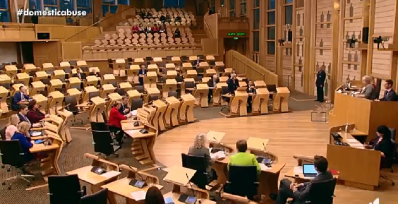 蘇格蘭議會以壓倒性票數通過家暴法案。   圖：翻攝自Margaret Mitchell臉書