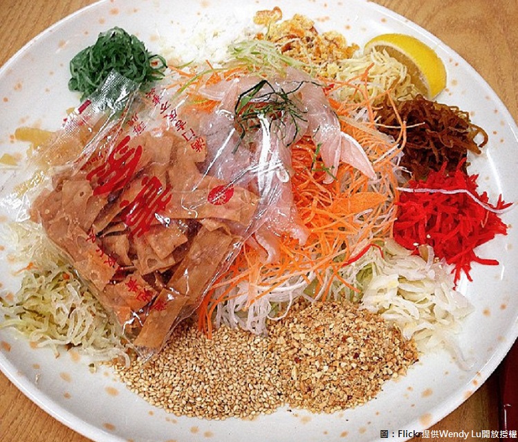 華人春節過年有各種習俗及寓意的年菜，而其他國家更有讓你千奇百怪的食材或傳統來慶助過年，而「撈魚生」又稱七彩魚生，是新加坡和馬來西亞新年傳統習俗，也是傳統美食之一。   圖：Flickr提供Wendy Lu開放授權