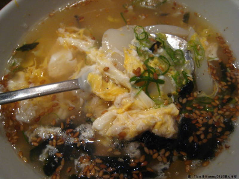 年糕湯是韓國的日常飲食菜色，但在過新年時有了更深層的意義，代表自己又長了一歲，同時象徵新的一年團圓美好。   圖：Flickr提供emma0319開放授權