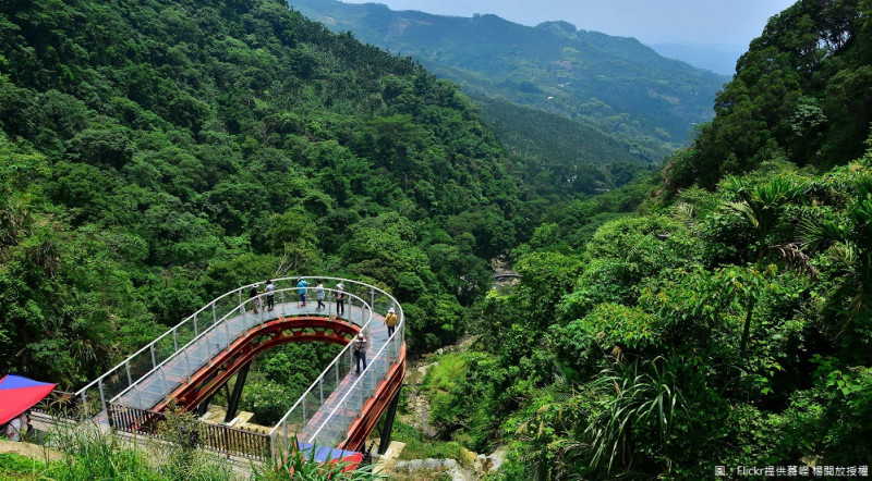 集結全台灣北中南著名的的天空之橋，讓你俯瞰山谷美景、享受森林芬多精，其中富有盛名的南投龍鳳瀑布天空步道，比造美國大峽谷天空步道模式建構出的透明、無懸吊系統的「Ｕ」字型步道設計。   圖：Flickr提供蕣嶸 楊開放授權