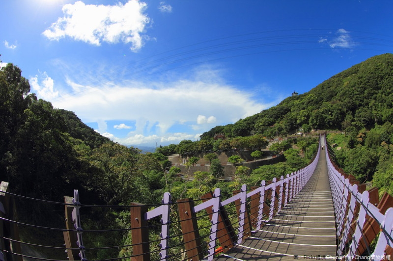 位於內湖白石湖社區，有「北市後花園」的美稱，橋梁總長度116公尺，是北市第一座大跨距吊橋，周邊更串聯春秋步道、濕地湖泊、同心池等風景，在不同季節還可欣賞不同時節的花卉。   圖：Flickr提供Chung-Yen Chang開放授權