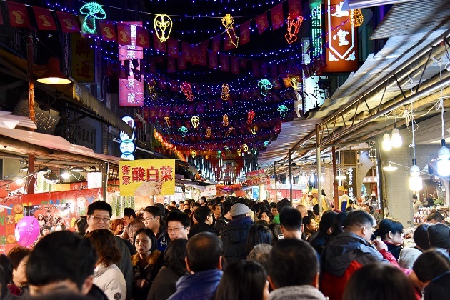 每年的年貨大街都吸引許多民眾前來。   圖：台北市商業處 / 提供（資料照）