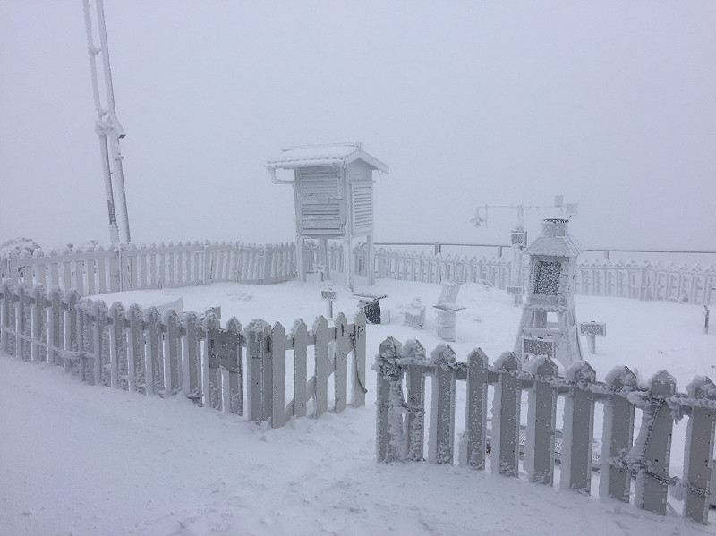 玉山北峰累積雪深8.6公分。   圖:氣象局提供