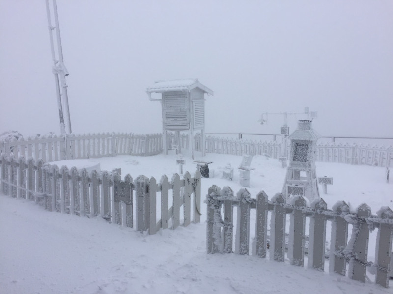 中央氣象局玉山測站也降下白雪！山頂成銀白世界。   圖：中央氣象局