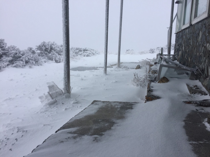 玉山北峰從4:30開始下雪一路到5:50雪才停。   圖：中央氣象局