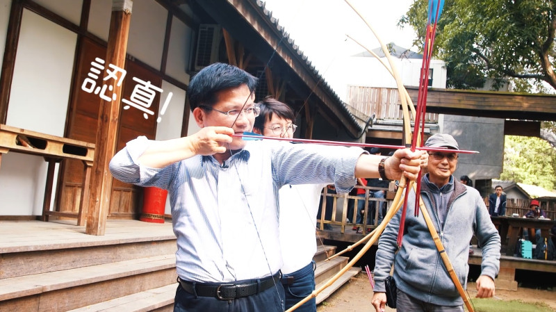 林佳龍在刑務所演武場學習射箭。   圖：台中市政府/提供