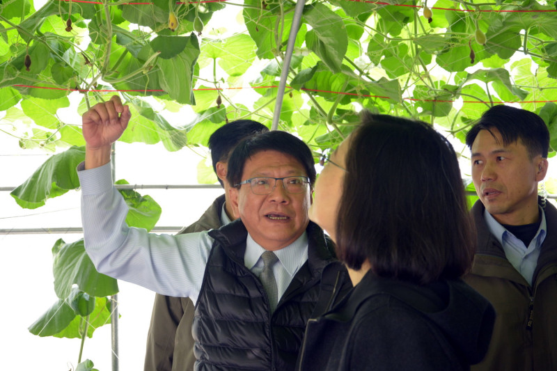 潘孟安解說農作生態。   圖：屏東縣政府/提供