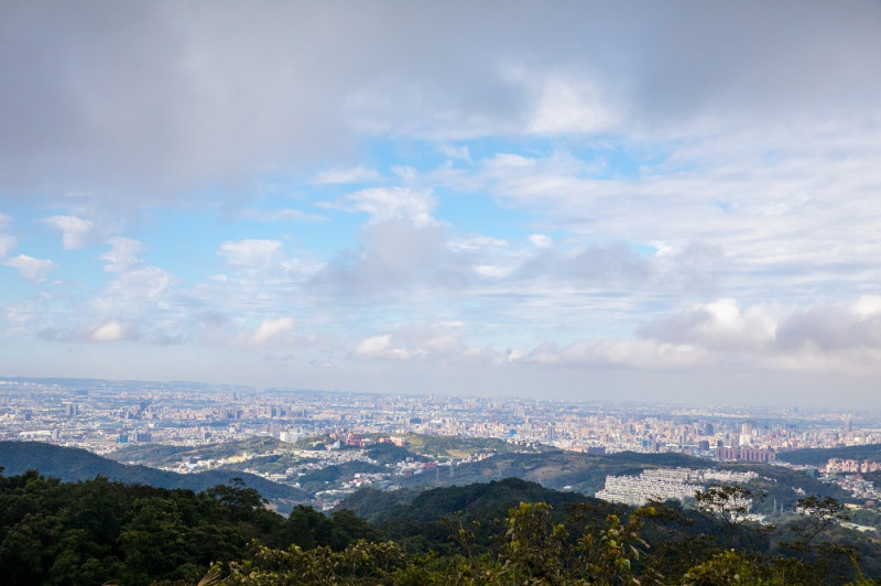 素有「台灣小百岳」之稱的大棟山，擁有一等的三角點。   圖：新北市觀旅局提供