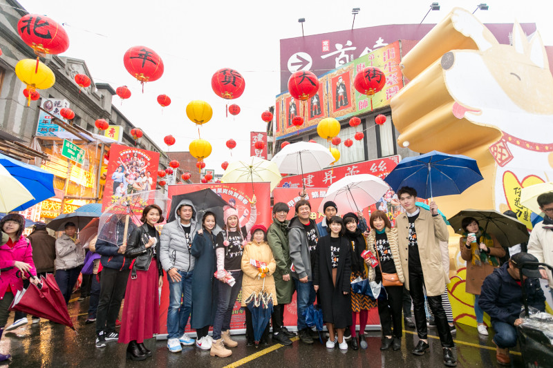 花甲大人轉男孩劇組來到迪化商圈參與「2018臺灣年味在臺北」活動。   圖：台北市商業處/提供