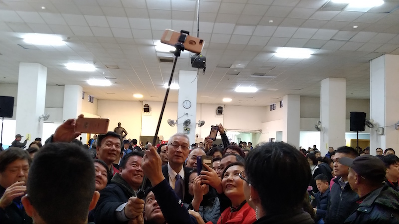 國民黨主席吳敦義在今(3)日至桃園市八德區參加小組長聯合授證典禮。   圖：國民黨/提供