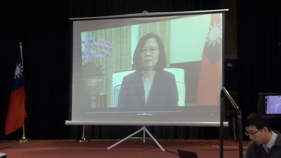總統蔡英文3日在預錄好的影片中告訴華府僑界，從海外看台灣，有時煩惱好像亂糟糟，但改革「辛苦的要先做」，她也會顧好主權，守護台灣的自由與民主。   圖/中央社