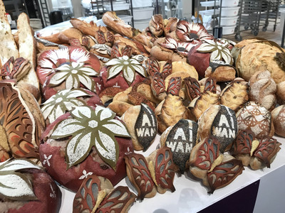 歐洲麵包大展登場，麵包大師賽是重頭戲之一，台灣有3名師傅出賽。其中謝忠祐參加營養麵包項目，做出細緻的蝴蝶麵包，以及具台灣特色的草莓麵包等。   圖/中央社