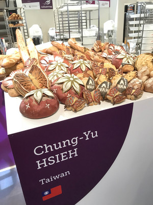 歐洲麵包大展登場，麵包大師賽是重頭戲之一，台灣有3名師傅出賽。其中謝忠祐參加營養麵包項目，做出細緻的蝴蝶麵包，以及具台灣特色的草莓麵包等。   圖/中央社