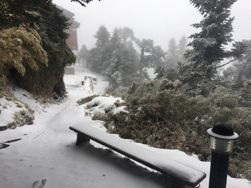 排雲山莊山區今晨持續下雪，目前積雪約10公分。   圖：玉管處提供